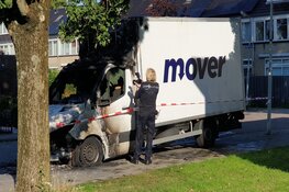 Verhuiswagen in brand in Zaandam