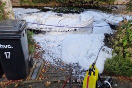 Sloep door brand beschadigd in Wormer