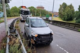 Auto eindigt in vangrail, bestuurder gewond