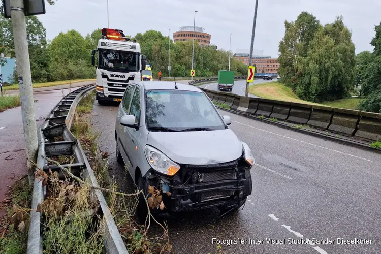 Auto eindigt in vangrail, bestuurder gewond