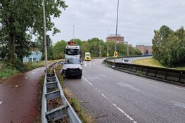 Auto eindigt in vangrail, bestuurder gewond