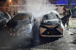 Brand verwoest twee voertuigen in Zaandam