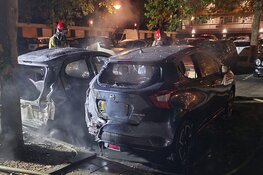 Brand verwoest twee voertuigen in Zaandam