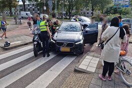 Scooterrijder aangereden op rotonde in Zaandam