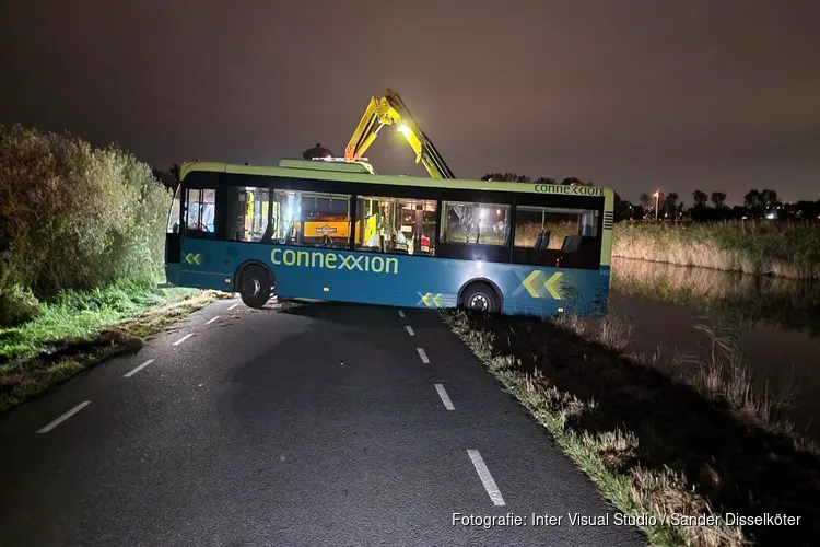 Lijnbus komt vast te zitten in Assendelft