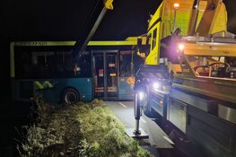 Lijnbus komt vast te zitten in Assendelft