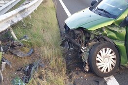 Auto botst tegen vangrail op A8 bij Westzaan