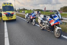 Auto botst tegen vangrail op A8 bij Westzaan
