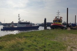 Automobiliste rijdt zijkanaal in