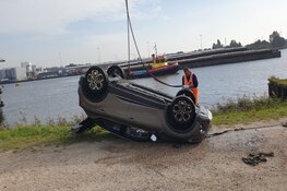Automobiliste rijdt zijkanaal in