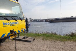 Automobiliste rijdt zijkanaal in