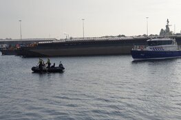 Automobiliste rijdt zijkanaal in