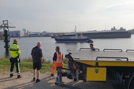 Automobiliste rijdt zijkanaal in