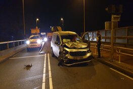 Eenzijdig ongeval op Prins Clausbrug, bestuurder aangehouden