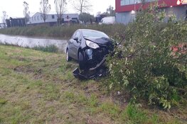 Automobilist rijdt tegen boom in Zaandam