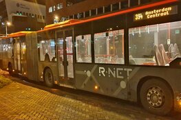 Aanrijding tussen auto en lijnbus in Zaandam