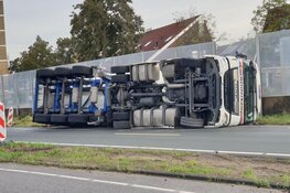 Tankwagen gekanteld op N203 bij Zaandijk