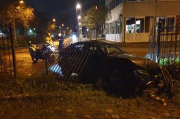 Automobilist rijdt hek omver in Wormerveer en vlucht