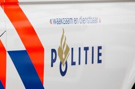 Politie vindt veel luxe goederen in woning en houdt twee mannen aan