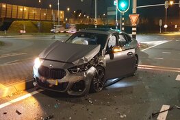 Automobilist vlucht na botsing in Oostzaan