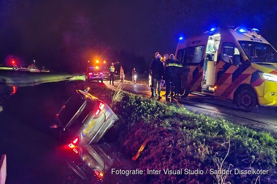 Auto raakt te water in Assendelft, traumaheli rukt uit