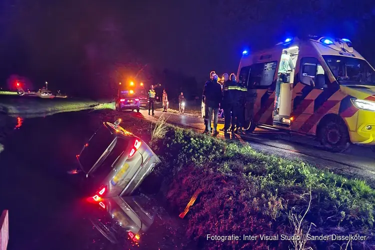 Auto raakt te water in Assendelft, traumaheli rukt uit