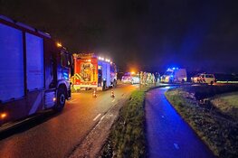 Auto raakt te water in Assendelft, traumaheli rukt uit