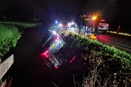 Auto raakt te water in Assendelft, traumaheli rukt uit