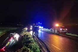 Auto raakt te water in Assendelft, traumaheli rukt uit