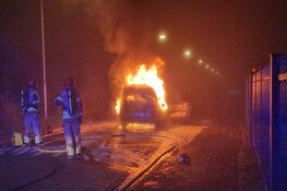 Auto gaat in vlammen op in Assendelft