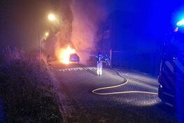 Auto gaat in vlammen op in Assendelft
