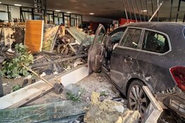 Auto rijdt motorzaak binnen in Wormerveer, ravage enorm