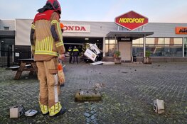 Auto rijdt motorzaak binnen in Wormerveer, ravage enorm