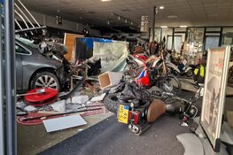 Auto rijdt motorzaak binnen in Wormerveer, ravage enorm