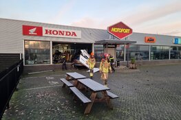Auto rijdt motorzaak binnen in Wormerveer, ravage enorm