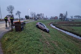 Auto raakte van de weg langs N246 bij Assendelft