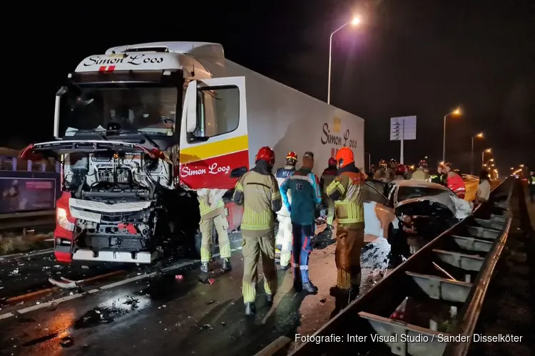 Vier gewonden en enorme ravage na frontale aanrijding in Zaandam