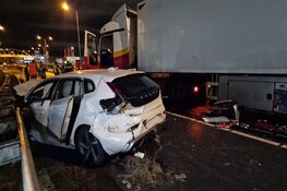 Vier gewonden en enorme ravage na frontale aanrijding in Zaandam
