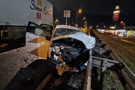 Vier gewonden en enorme ravage na frontale aanrijding in Zaandam