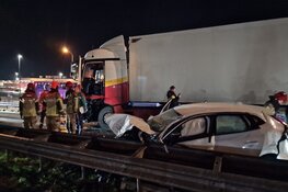 Vier gewonden en enorme ravage na frontale aanrijding in Zaandam