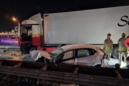 Vier gewonden en enorme ravage na frontale aanrijding in Zaandam