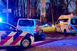Aanrijding in Zaandijk: fietser onder taxibusje