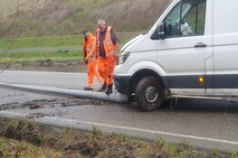 Dronken bestelbusbestuurder rijdt tegen paal in Westzaan