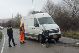 Dronken bestelbusbestuurder rijdt tegen paal in Westzaan
