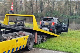 Auto te water ter hoogte van parkeerplaats A8 bij Oostzaan