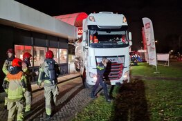 Vrachtwagen rijdt tegen tankstationwinkeltje in Koog aan de Zaan