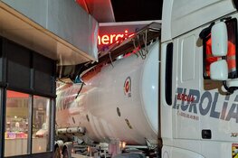 Vrachtwagen rijdt tegen tankstationwinkeltje in Koog aan de Zaan