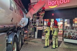 Vrachtwagen rijdt tegen tankstationwinkeltje in Koog aan de Zaan