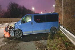 Bestuurder eindigt in vangrail A8 en wordt aangehouden