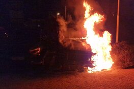 Auto door brand verwoest in Assendelft